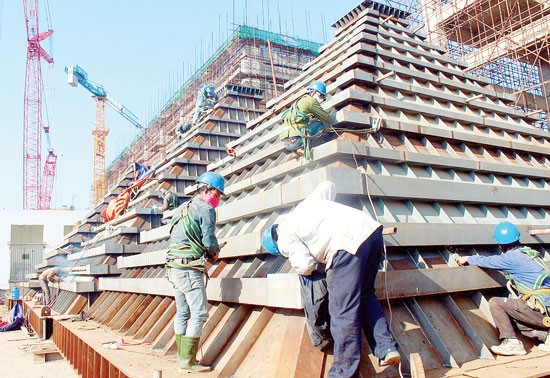 Workers on the construction site at Vung Ang EZ (Photo: SGGP)